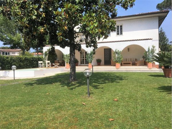 casa indipendente in vendita a Forte dei Marmi in zona Roma Imperiale
