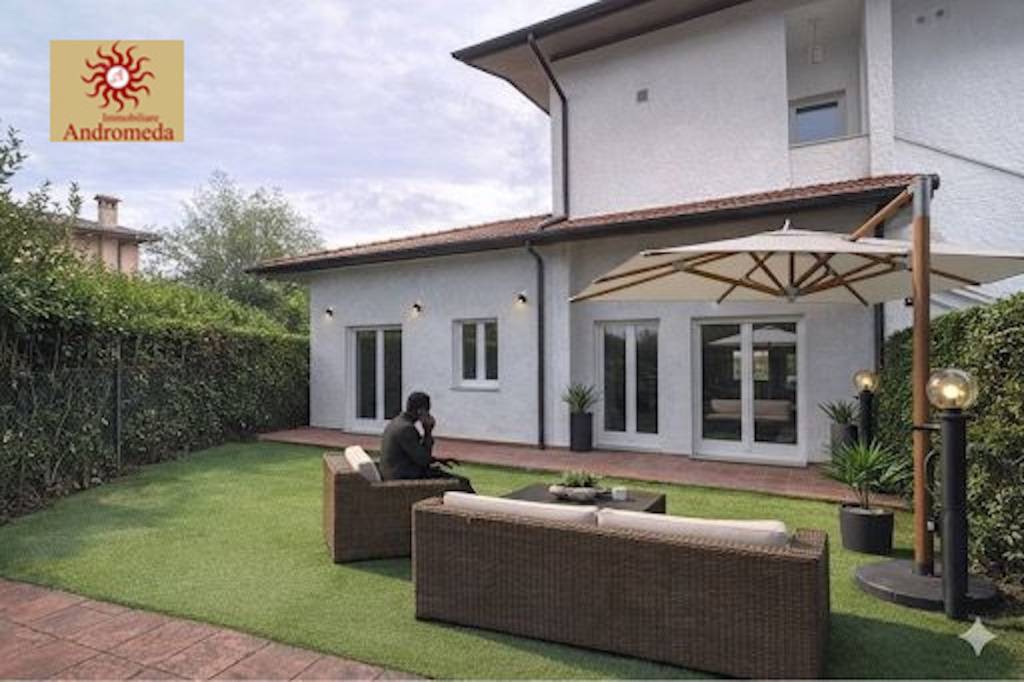 casa indipendente in vendita a Forte dei Marmi in zona Vittoria Apuana