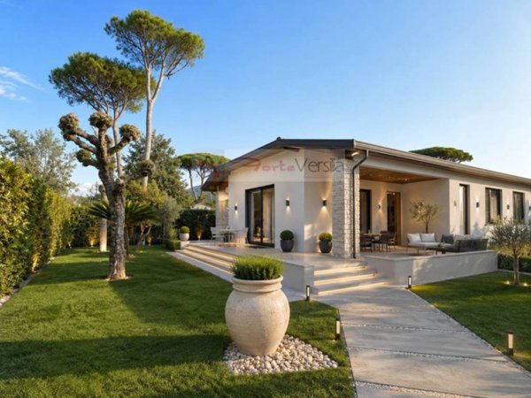 casa indipendente in vendita a Forte dei Marmi in zona Vittoria Apuana
