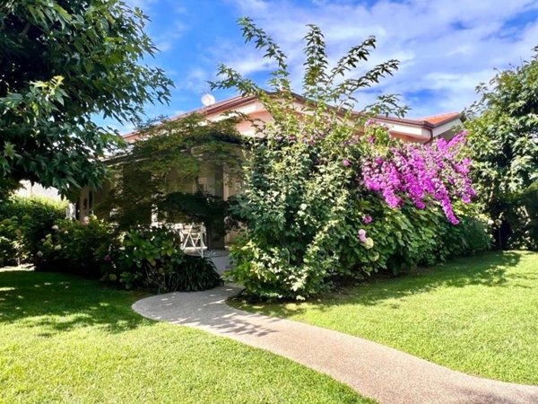 casa indipendente in vendita a Forte dei Marmi in zona Vittoria Apuana