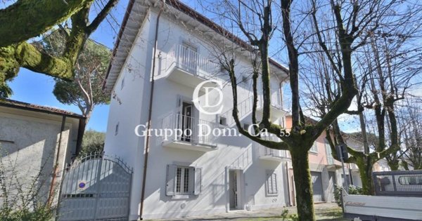 appartamento in vendita a Forte dei Marmi in zona Roma Imperiale