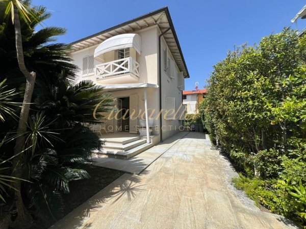 casa indipendente in vendita a Forte dei Marmi in zona Roma Imperiale