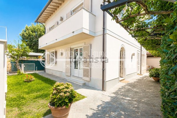 casa indipendente in vendita a Forte dei Marmi in zona Vittoria Apuana