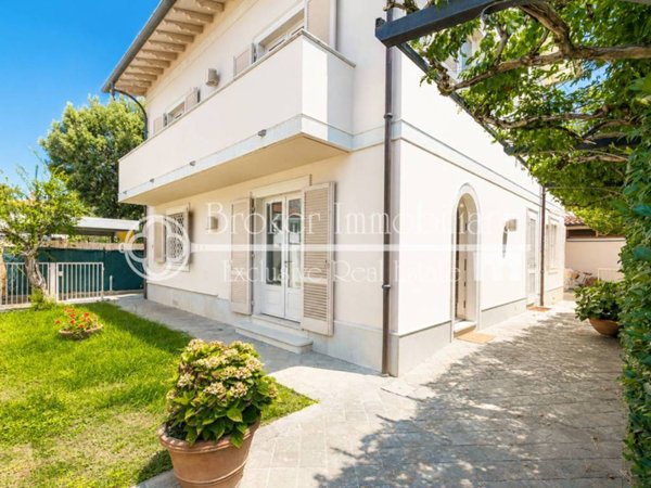 casa indipendente in vendita a Forte dei Marmi in zona Vittoria Apuana