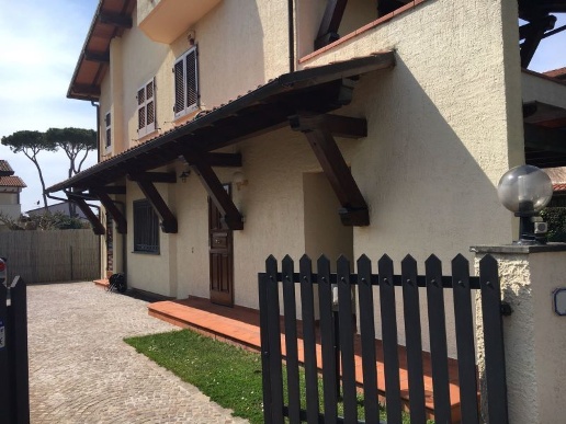 casa indipendente in vendita a Forte dei Marmi in zona Vittoria Apuana