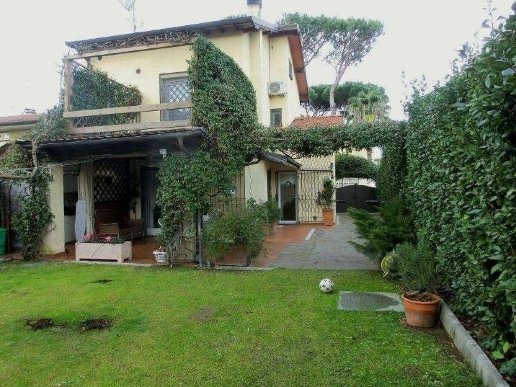 casa indipendente in vendita a Forte dei Marmi in zona Roma Imperiale