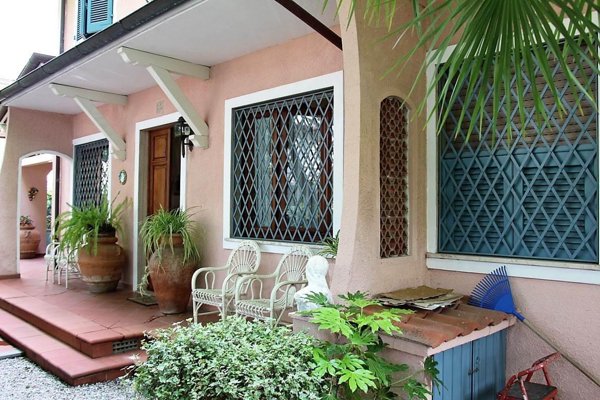 casa indipendente in vendita a Forte dei Marmi in zona Roma Imperiale