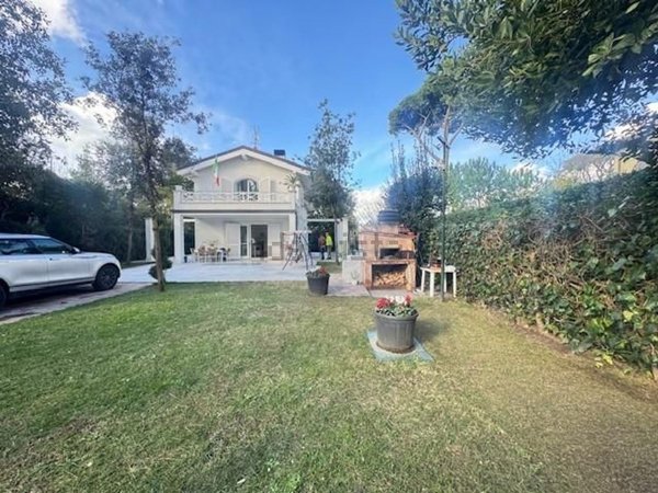 casa indipendente in vendita a Forte dei Marmi in zona Roma Imperiale