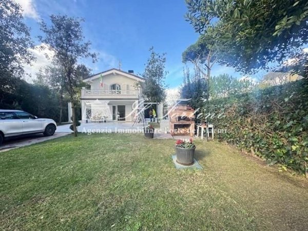casa indipendente in vendita a Forte dei Marmi in zona Roma Imperiale