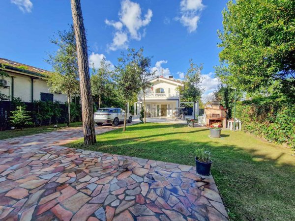 casa indipendente in vendita a Forte dei Marmi in zona Roma Imperiale