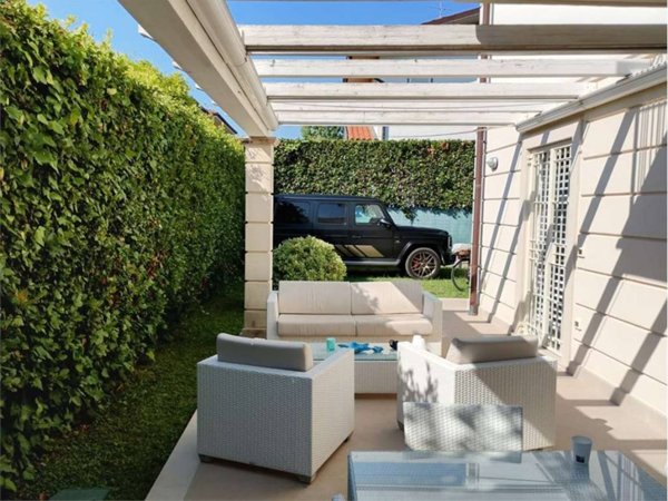 casa indipendente in vendita a Forte dei Marmi in zona Vittoria Apuana