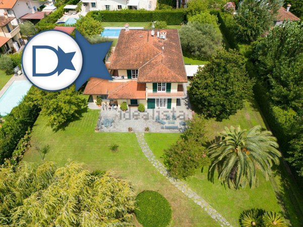 casa indipendente in vendita a Forte dei Marmi in zona Roma Imperiale
