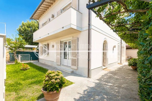 casa indipendente in vendita a Forte dei Marmi in zona Vittoria Apuana