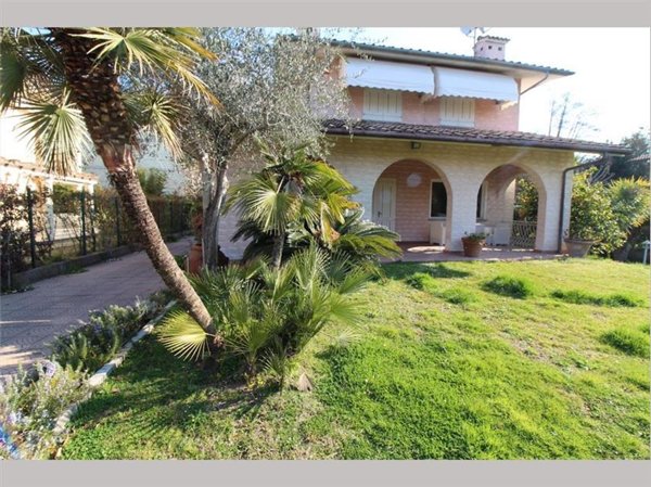 casa indipendente in vendita a Forte dei Marmi in zona Roma Imperiale