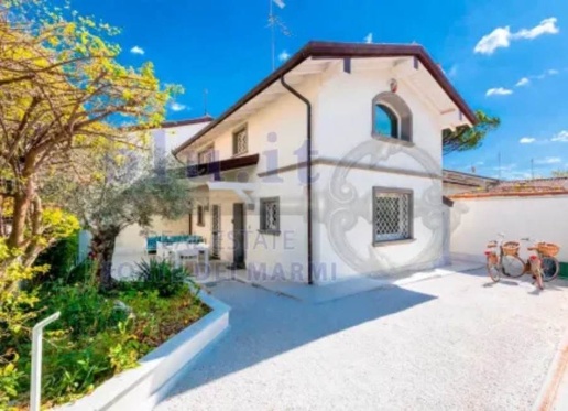casa indipendente in vendita a Forte dei Marmi in zona Vittoria Apuana