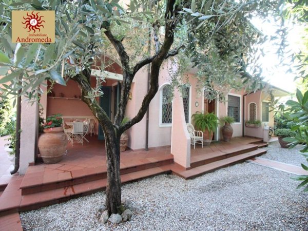 casa indipendente in vendita a Forte dei Marmi in zona Roma Imperiale