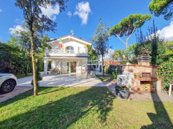 casa indipendente in vendita a Forte dei Marmi in zona Roma Imperiale