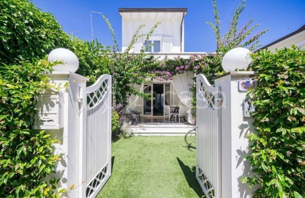 casa indipendente in vendita a Forte dei Marmi in zona Vittoria Apuana