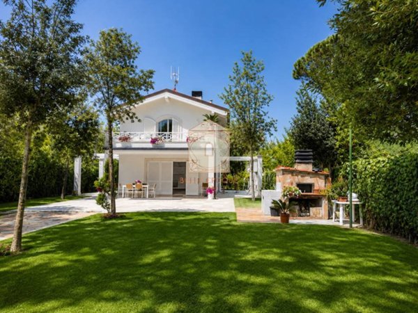 casa indipendente in vendita a Forte dei Marmi in zona Roma Imperiale
