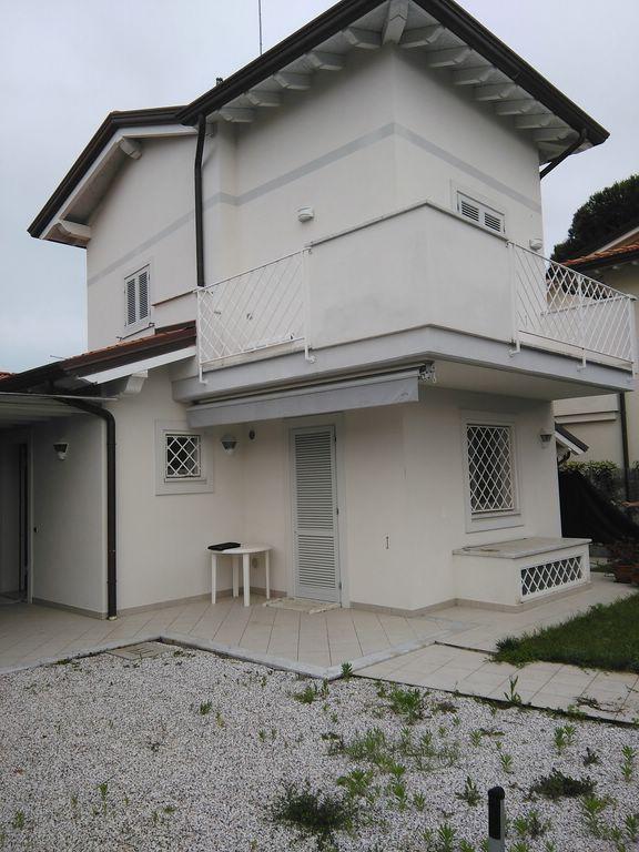 casa indipendente in vendita a Forte dei Marmi in zona Roma Imperiale