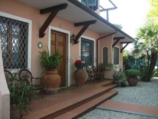 casa indipendente in vendita a Forte dei Marmi in zona Roma Imperiale