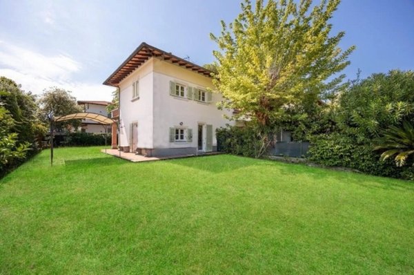 casa indipendente in vendita a Forte dei Marmi in zona Roma Imperiale