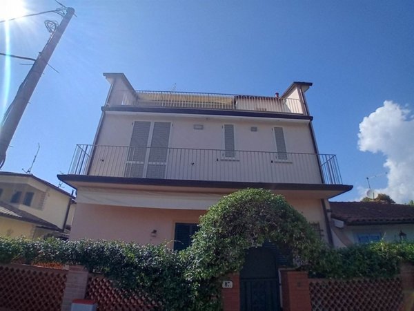 appartamento in vendita a Forte dei Marmi in zona Vittoria Apuana