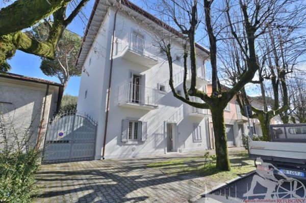 appartamento in vendita a Forte dei Marmi in zona Vittoria Apuana