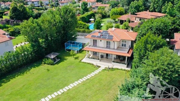 casa indipendente in vendita a Forte dei Marmi in zona Vittoria Apuana