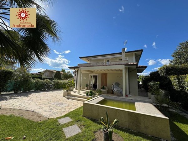 casa indipendente in vendita a Forte dei Marmi in zona Vittoria Apuana