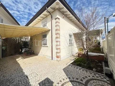 casa indipendente in vendita a Forte dei Marmi in zona Roma Imperiale