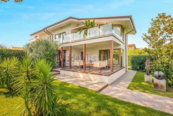 casa indipendente in vendita a Forte dei Marmi in zona Vittoria Apuana