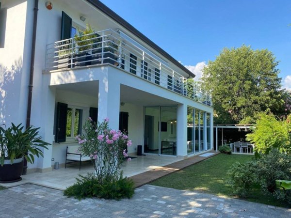 casa indipendente in vendita a Forte dei Marmi in zona Vittoria Apuana