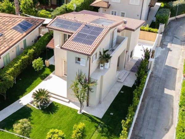 casa indipendente in vendita a Forte dei Marmi in zona Vittoria Apuana