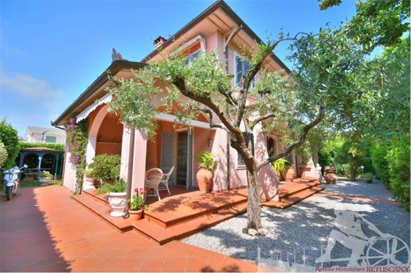 casa indipendente in vendita a Forte dei Marmi in zona Roma Imperiale