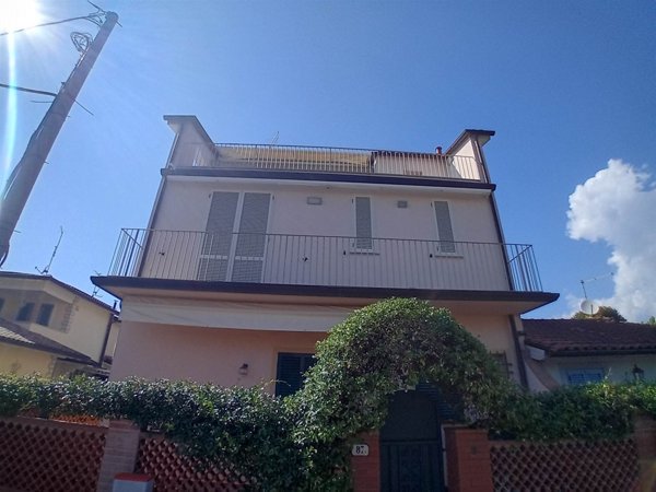 appartamento in vendita a Forte dei Marmi in zona Vittoria Apuana