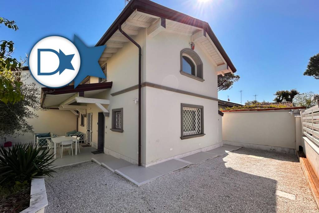 casa indipendente in vendita a Forte dei Marmi in zona Roma Imperiale