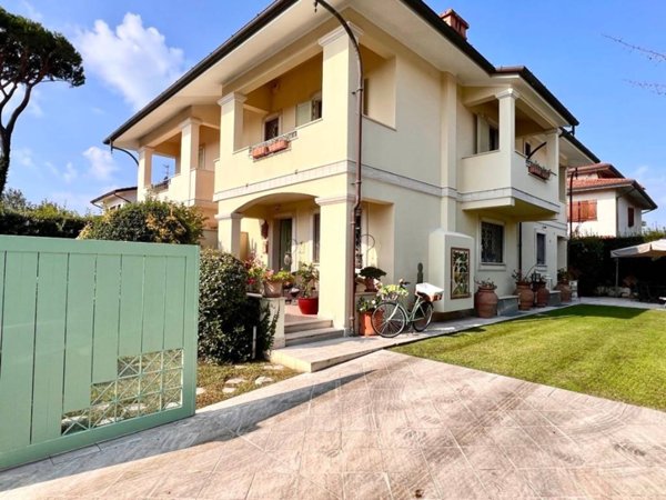 casa indipendente in vendita a Forte dei Marmi in zona Vittoria Apuana