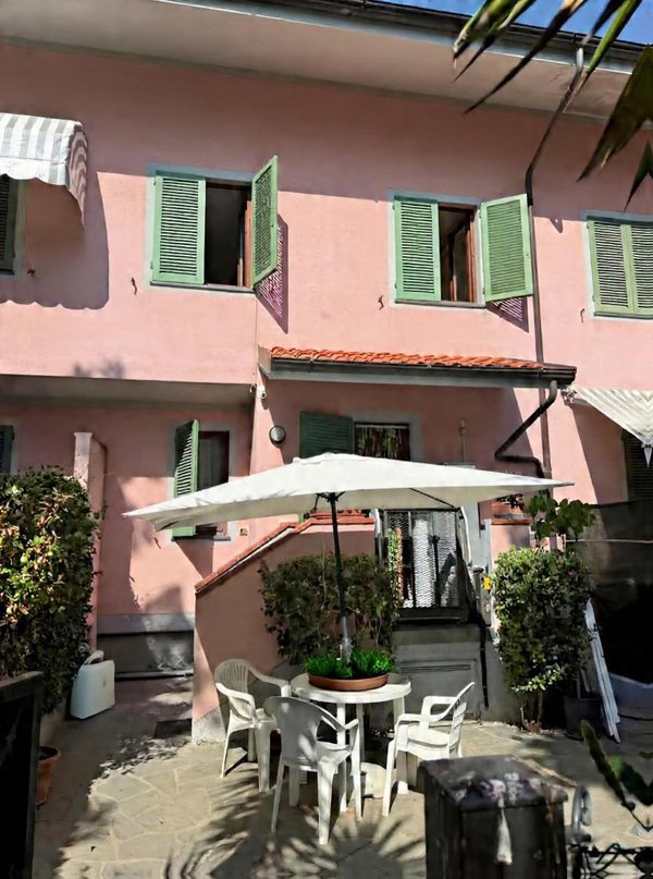 casa indipendente in vendita a Forte dei Marmi in zona Vittoria Apuana
