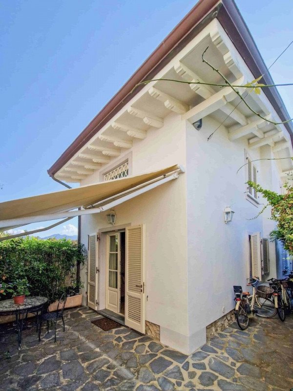 casa indipendente in vendita a Forte dei Marmi in zona Roma Imperiale