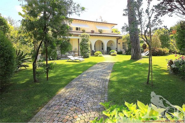 casa indipendente in vendita a Forte dei Marmi in zona Vittoria Apuana