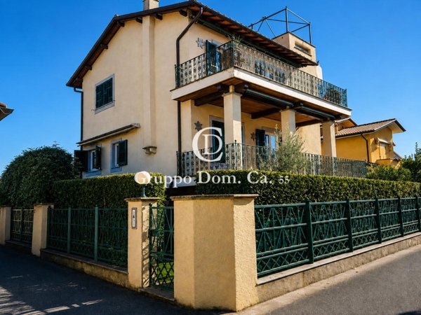casa indipendente in vendita a Forte dei Marmi in zona Roma Imperiale