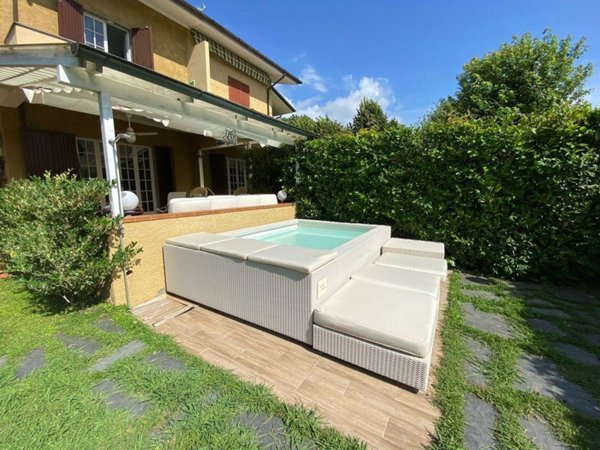casa indipendente in vendita a Forte dei Marmi in zona Roma Imperiale