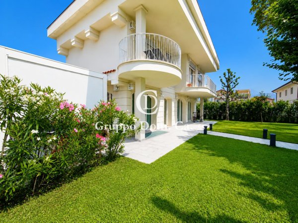 casa indipendente in vendita a Forte dei Marmi in zona Vittoria Apuana
