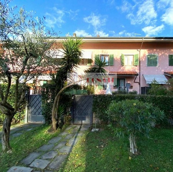 casa indipendente in vendita a Forte dei Marmi in zona Vittoria Apuana