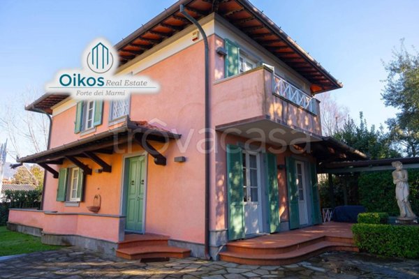 casa indipendente in vendita a Forte dei Marmi in zona Vittoria Apuana
