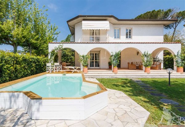 casa indipendente in vendita a Forte dei Marmi in zona Vittoria Apuana