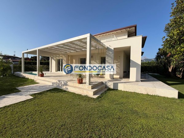casa indipendente in vendita a Forte dei Marmi in zona Vaiana