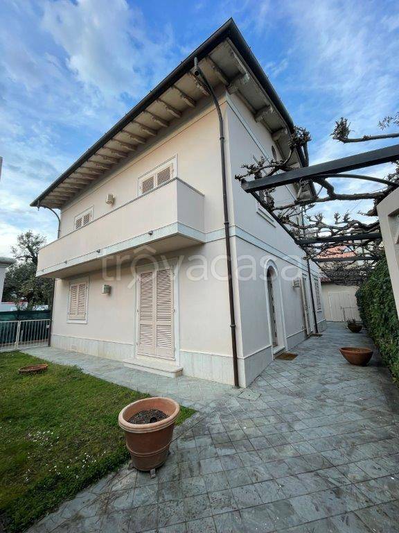 casa indipendente in vendita a Forte dei Marmi in zona Vittoria Apuana