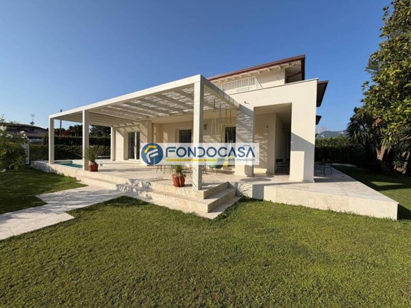 casa indipendente in vendita a Forte dei Marmi in zona Vaiana